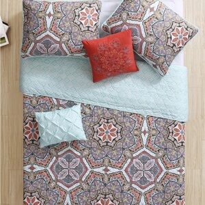 VCNY Reversible Queen Quilt Set